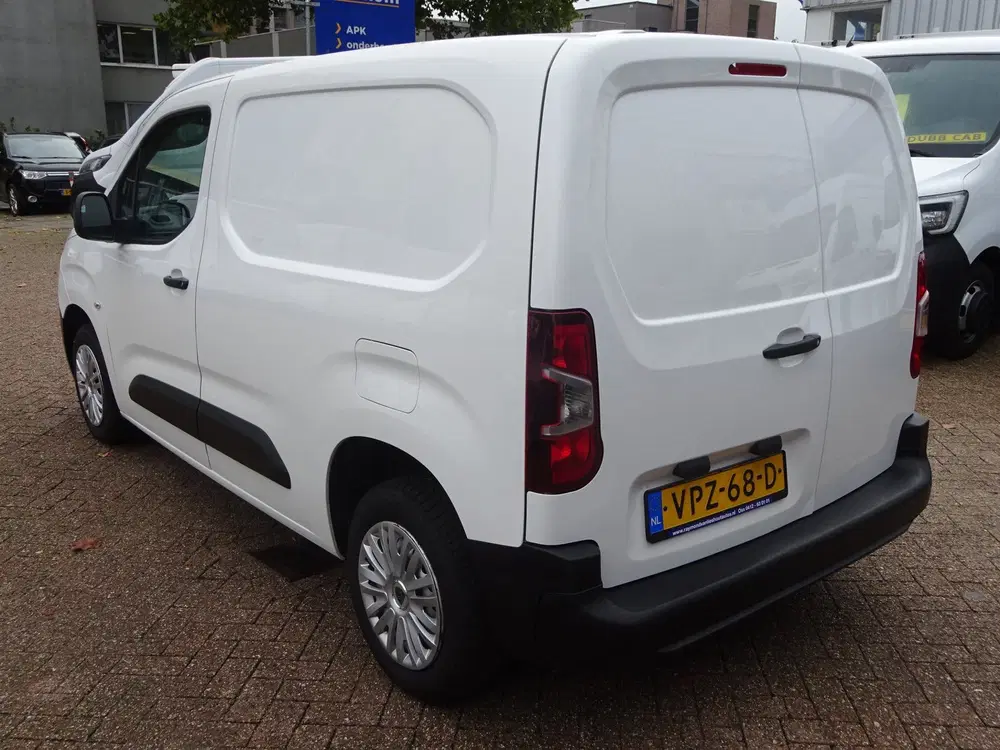 Peugeot Partner 1.2 PureTech Pro BENZINE AIRCO NAVI CRUISE uit 2022, foto 3