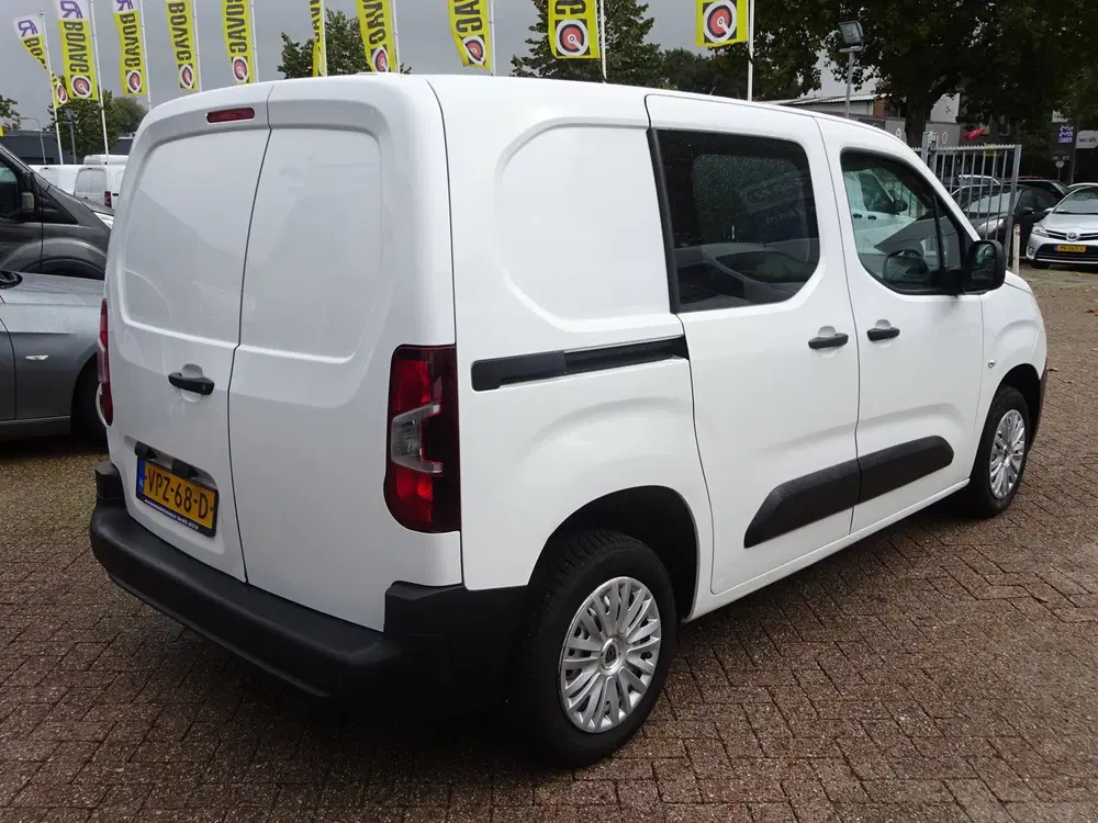 Peugeot Partner 1.2 PureTech Pro BENZINE AIRCO NAVI CRUISE uit 2022, foto 4