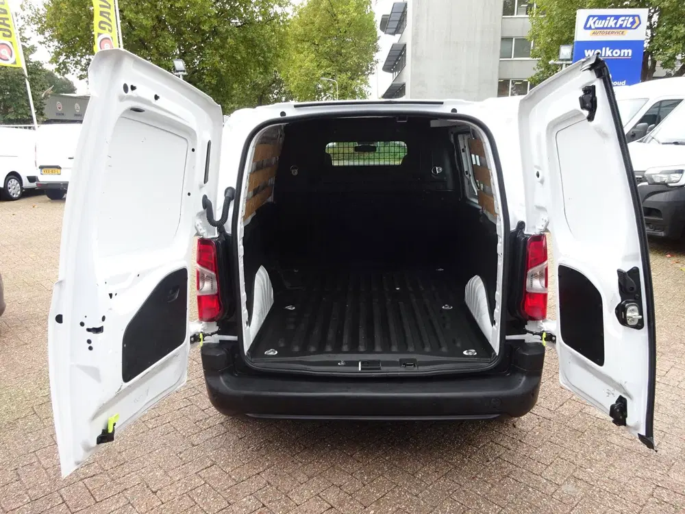 Peugeot Partner 1.2 PureTech Pro BENZINE AIRCO NAVI CRUISE uit 2022, foto 9