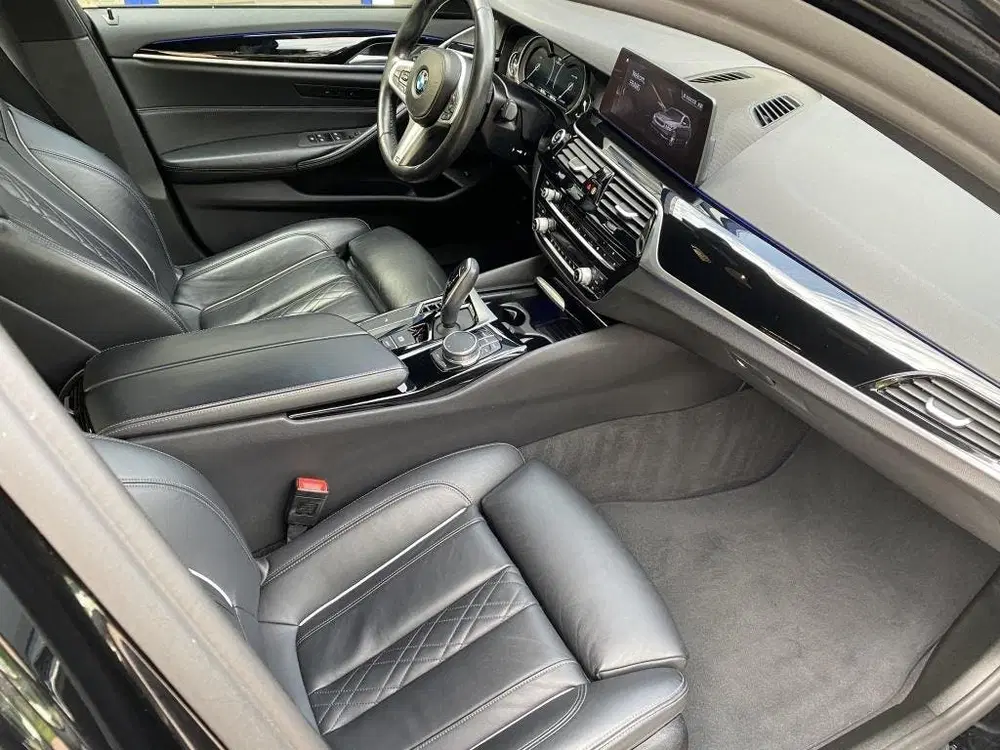 BMW 5-serie 520i Sport line uit 2019, foto 10