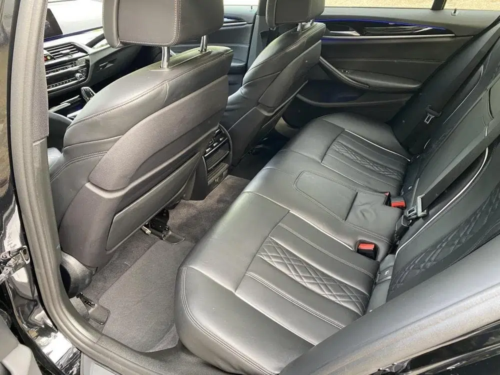 BMW 5-serie 520i Sport line uit 2019, foto 13