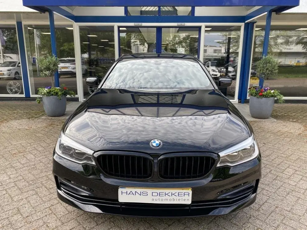 BMW 5-serie 520i Sport line uit 2019, foto 2