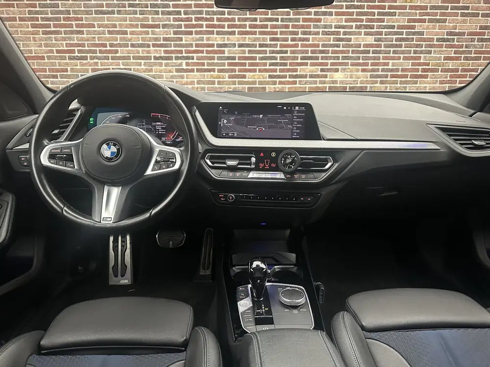 BMW 1-serie 118i Executive Edition M-pakket uit 2020, foto 11