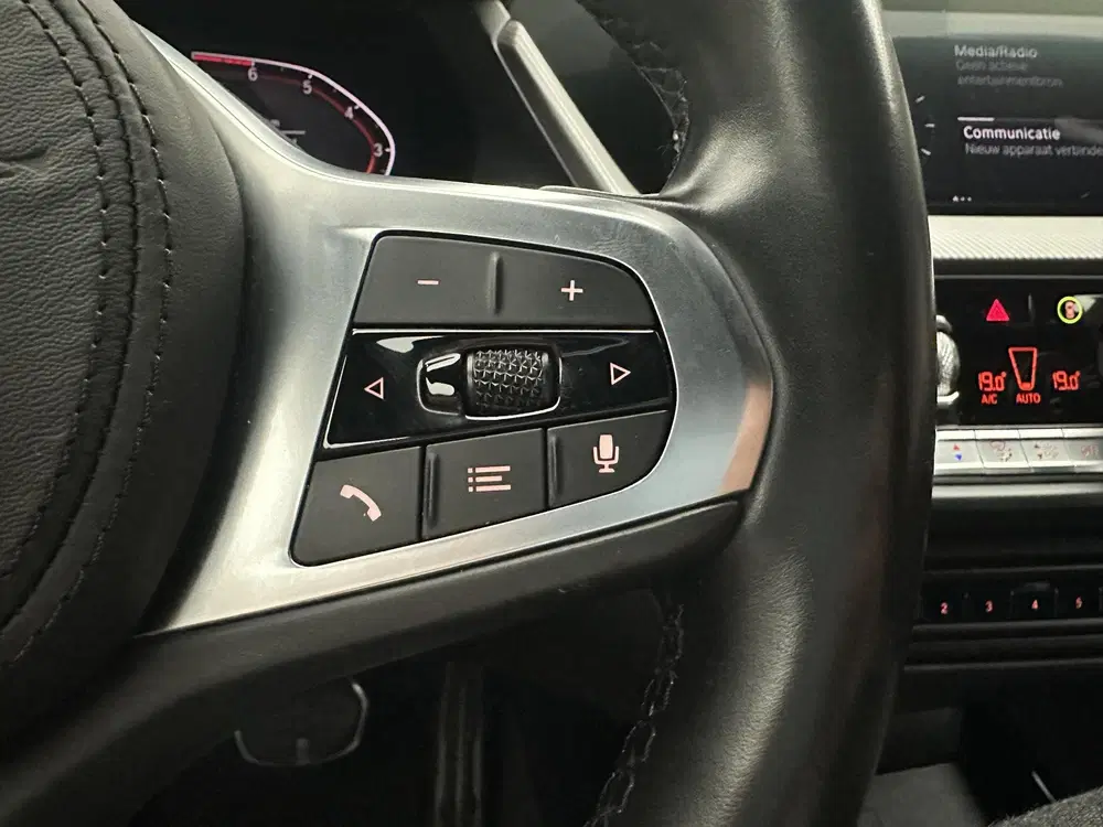 BMW 1-serie 118i Executive Edition M-pakket uit 2020, foto 13