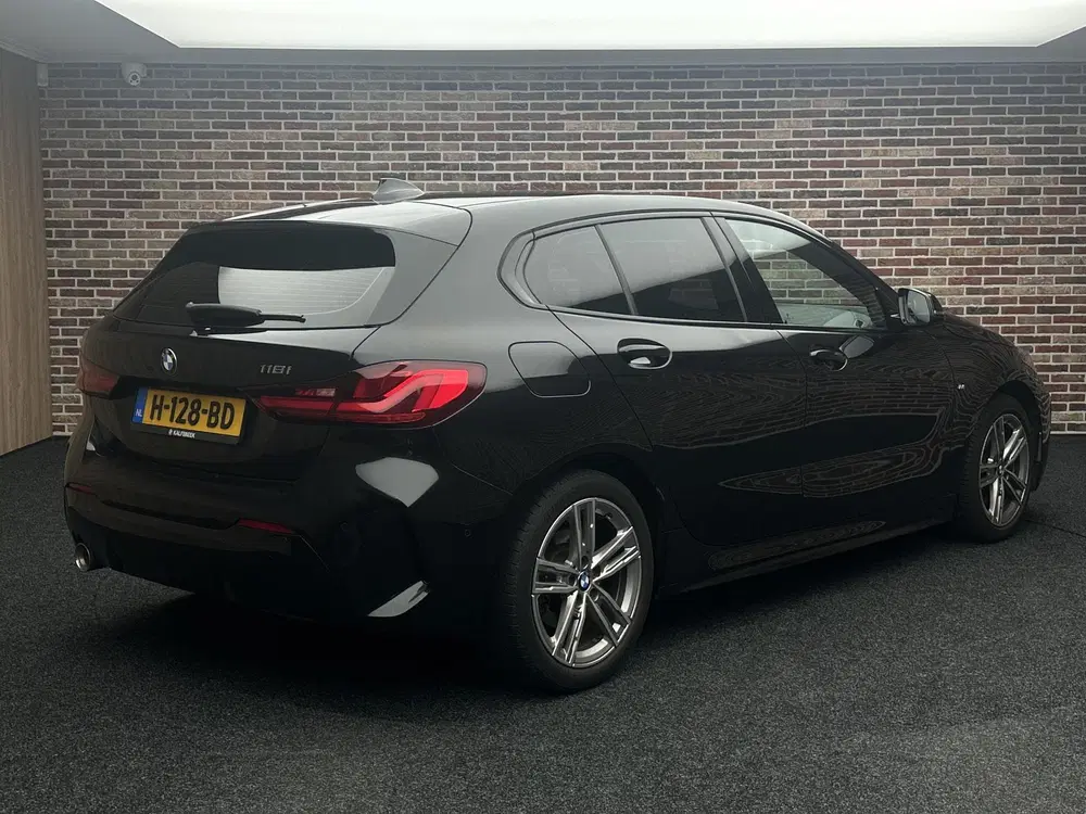 BMW 1-serie 118i Executive Edition M-pakket uit 2020, foto 2