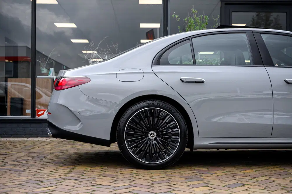 Mercedes-Benz E-Klasse 300 e Sport Edition uit 2025, foto 7