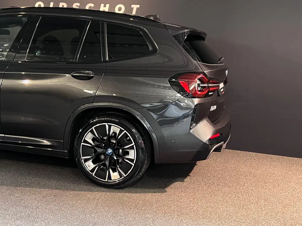 BMW iX3 High Executive 80 kWh Edition M Pano uit 2024, foto 10