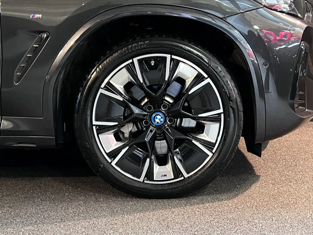 BMW iX3 High Executive 80 kWh Edition M Pano uit 2024, foto 12