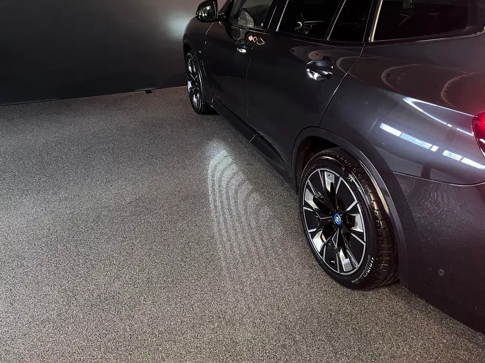 BMW iX3 High Executive 80 kWh Edition M Pano uit 2024, foto 13