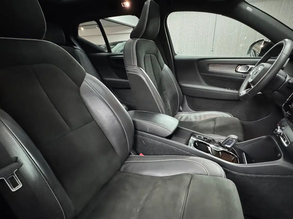 Volvo XC40 R-Design uit 2022, foto 15