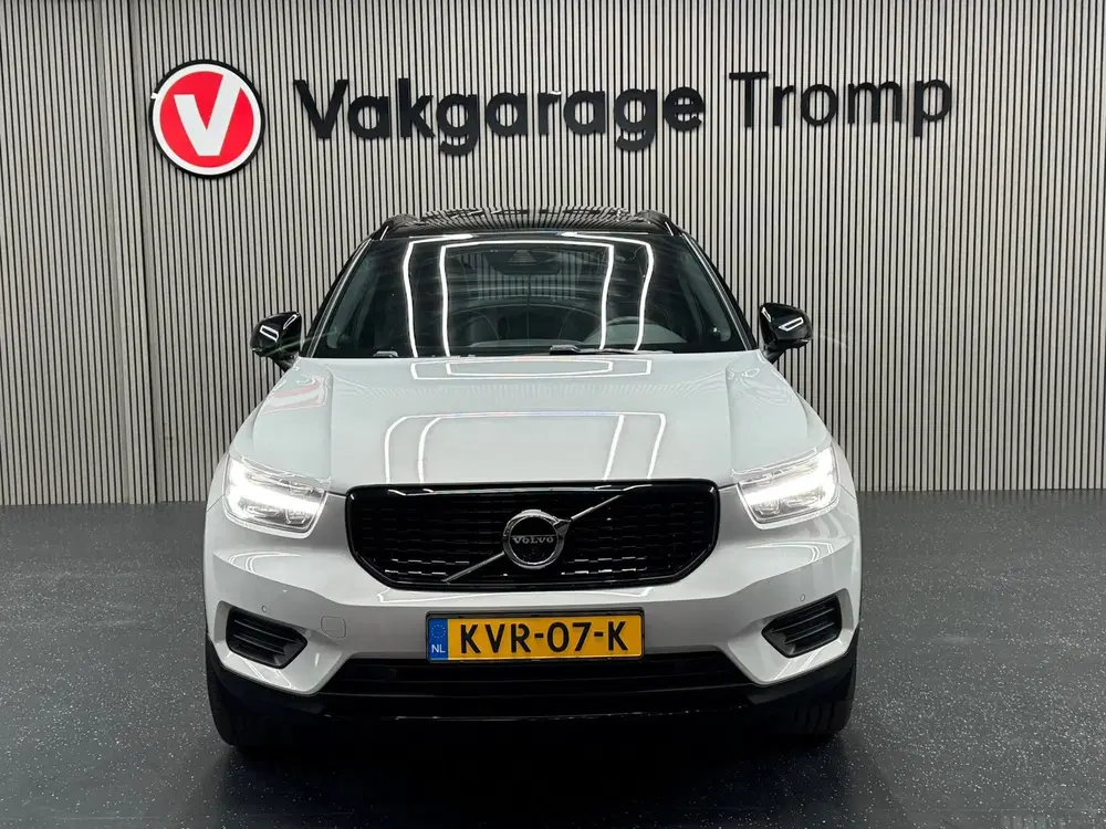 Volvo XC40 R-Design uit 2022, foto 2