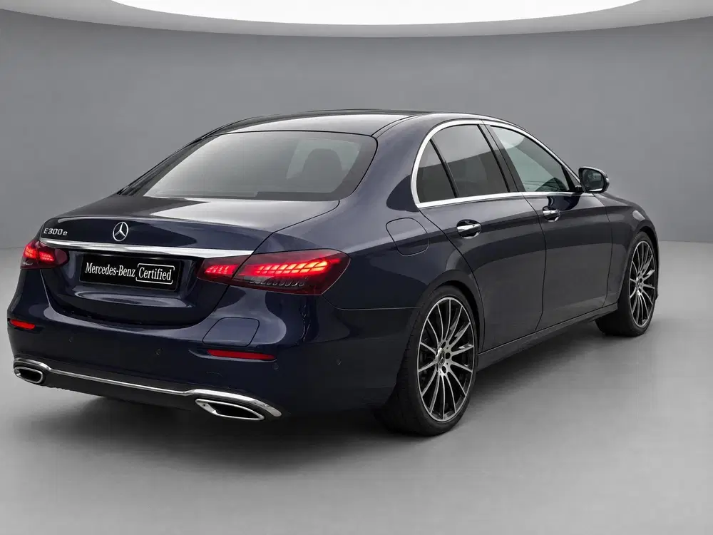 Mercedes-Benz E-Klasse 300 e Luxury Line uit 2023, foto 2