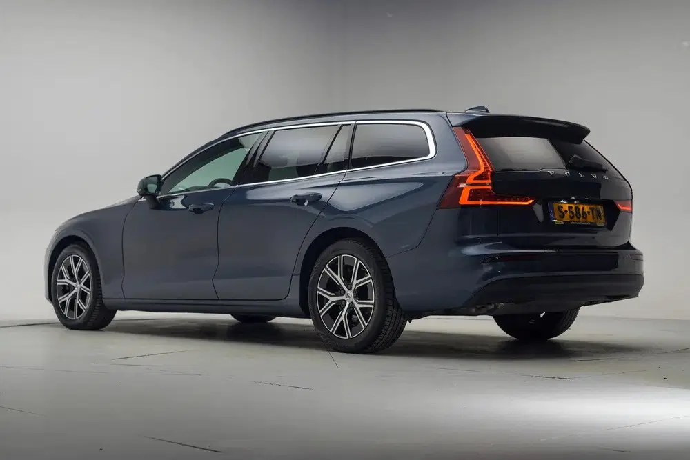Volvo V60 2.0 B3 Core Aut. [ LED Adapt.cruise Stoel uit 2023, foto 3