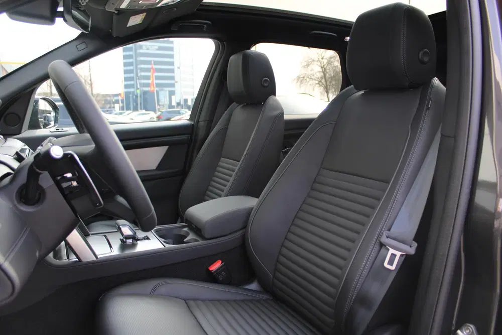 Land Rover Discovery Sport P270e Business Landmark Edition uit 2026, foto 4