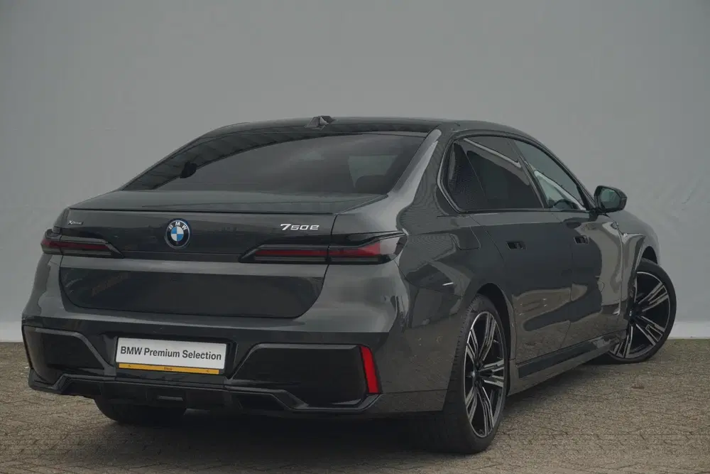 BMW 7-serie 750e xDrive uit 2024, foto 2