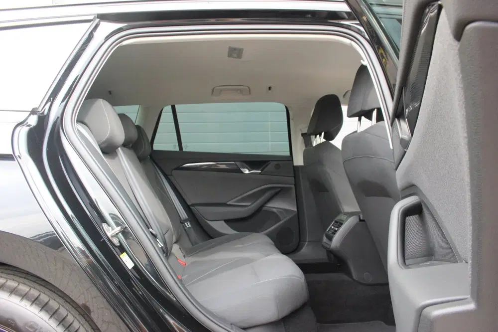 Volkswagen Passat 1.5 eTSI Business uit 2024, foto 8