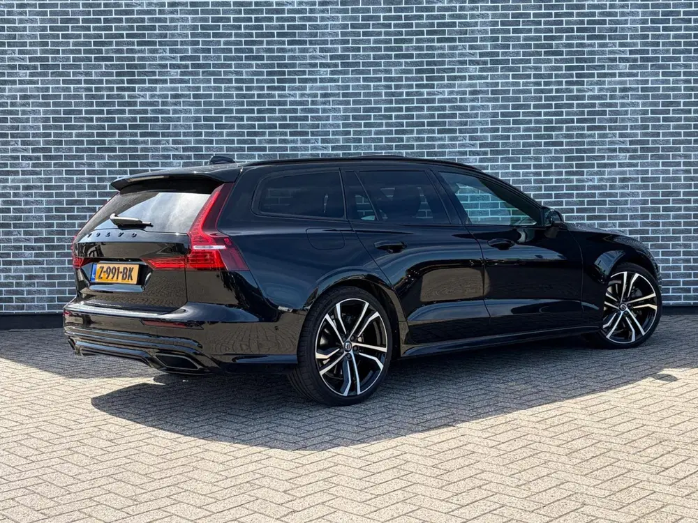 Volvo V60 2.0 T6 Plug-in Hybrid AWD Ultimate Dark uit 2024, foto 2