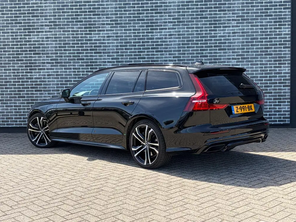 Volvo V60 2.0 T6 Plug-in Hybrid AWD Ultimate Dark uit 2024, foto 3