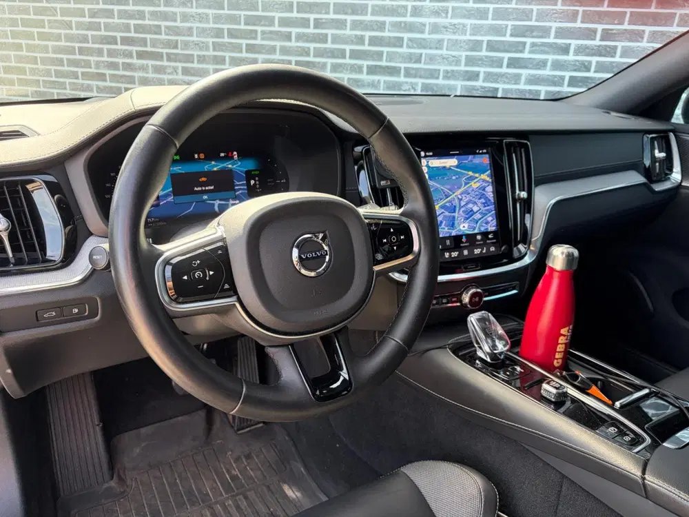 Volvo V60 2.0 T6 Plug-in Hybrid AWD Ultimate Dark uit 2024, foto 5