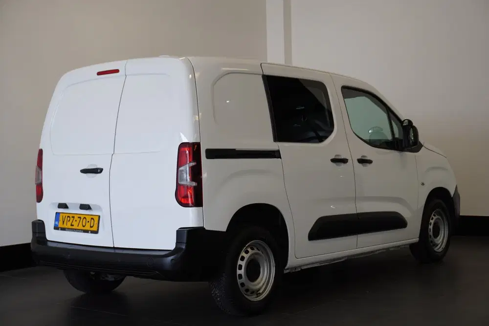 Peugeot Partner 1.2 PureTech 110Pk Benzine uit 2022, foto 2
