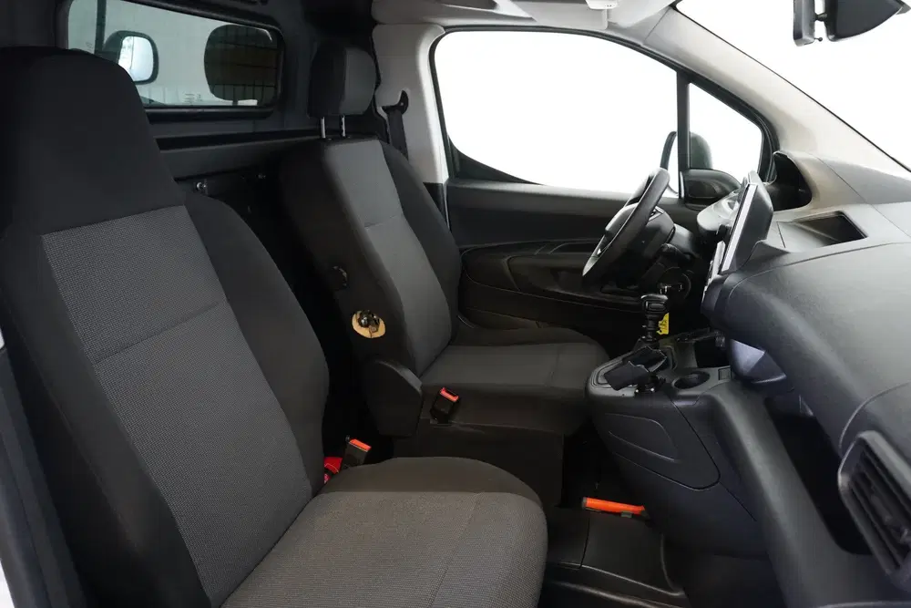 Peugeot Partner 1.2 PureTech 110Pk Benzine uit 2022, foto 3