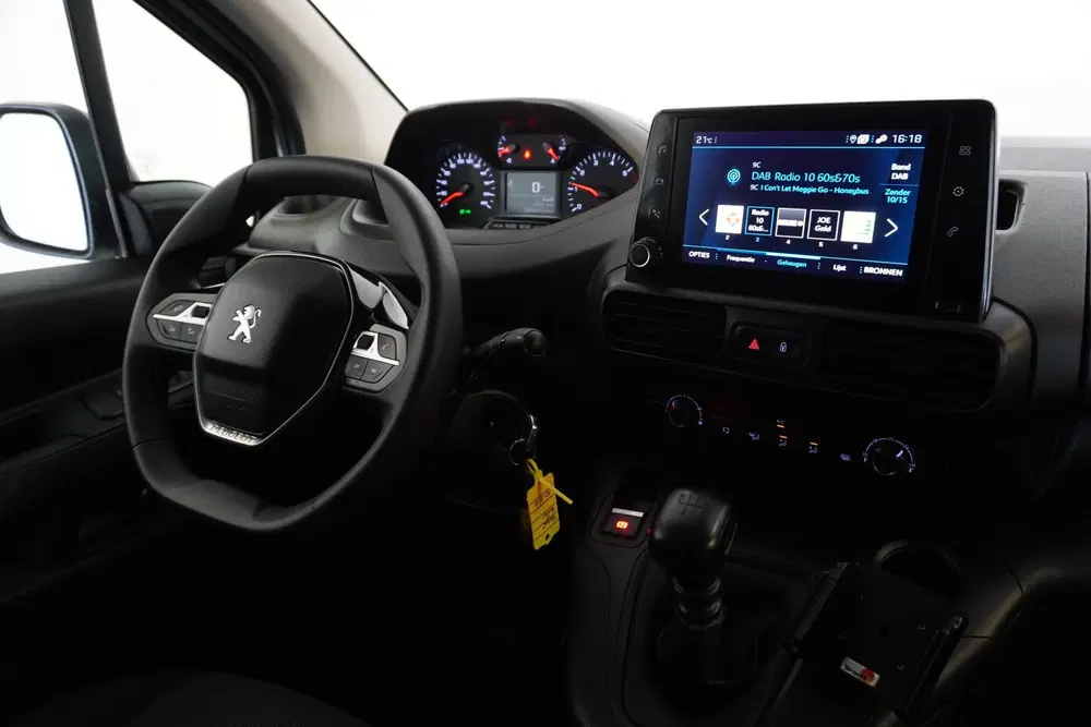 Peugeot Partner 1.2 PureTech 110Pk Benzine uit 2022, foto 4