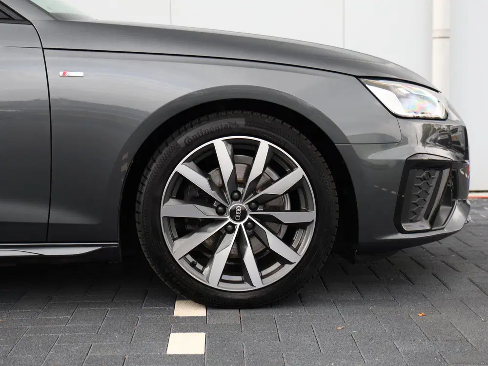 Audi A4 35 TFSI S edition Competition uit 2024, foto 15
