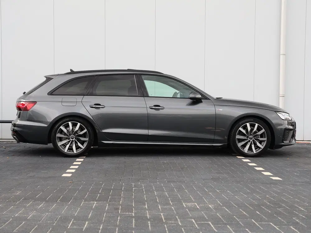 Audi A4 35 TFSI S edition Competition uit 2024, foto 2