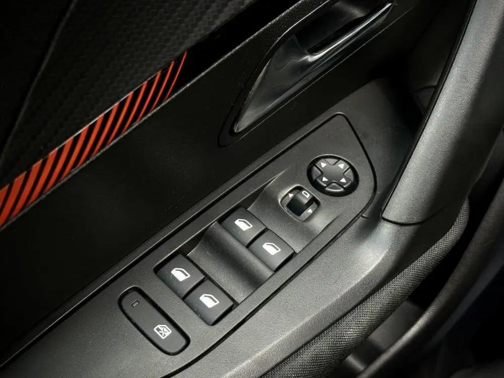 Peugeot 2008 1.2 PureTech Active NAVI uit 2021, foto 15