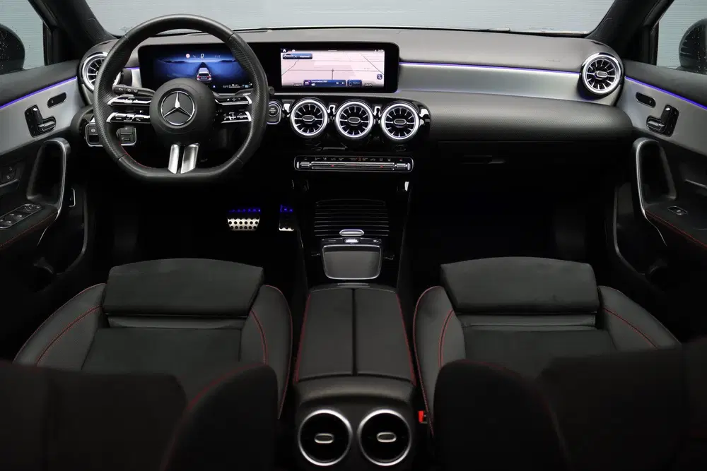 Mercedes-Benz A-Klasse 250 e AMG Line uit 2024, foto 2