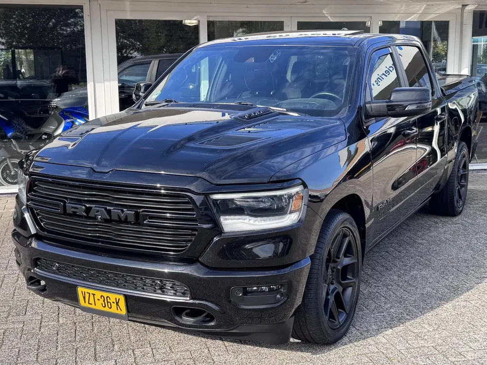Dodge RAM 4X4 5.7 V8 4x4 Crew Cab Laramie Sport Nigh uit 2024, foto 2
