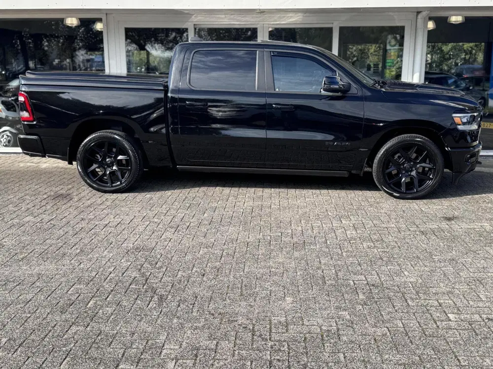 Dodge RAM 4X4 5.7 V8 4x4 Crew Cab Laramie Sport Nigh uit 2024, foto 4