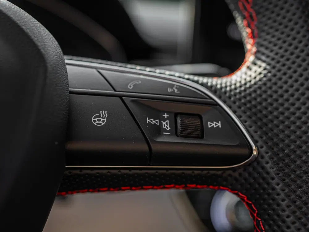 Audi A4 40 TFSI S edition PANO RS SCHAALSTOEL BLAC uit 2024, foto 11