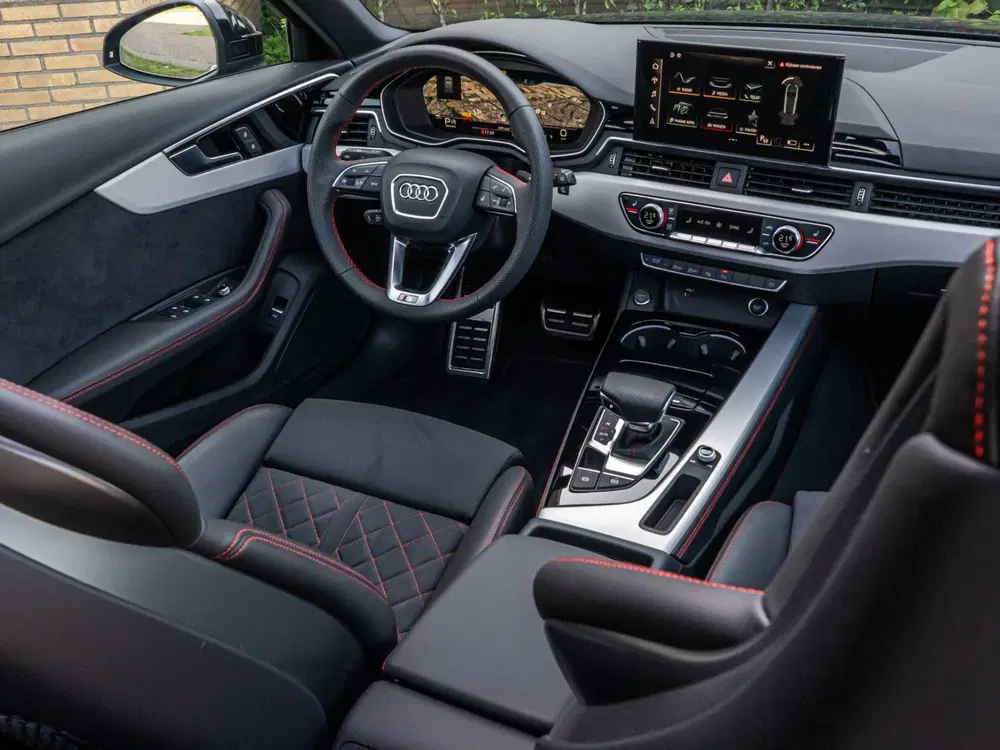Audi A4 40 TFSI S edition PANO RS SCHAALSTOEL BLAC uit 2024, foto 2