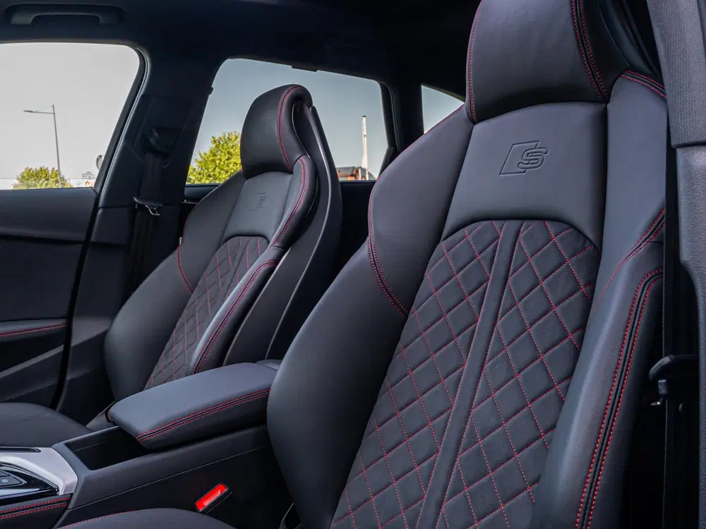 Audi A4 40 TFSI S edition PANO RS SCHAALSTOEL BLAC uit 2024, foto 7