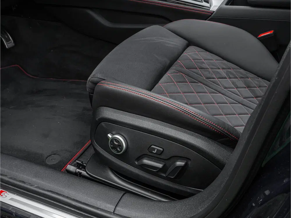 Audi A4 40 TFSI S edition PANO RS SCHAALSTOEL BLAC uit 2024, foto 9