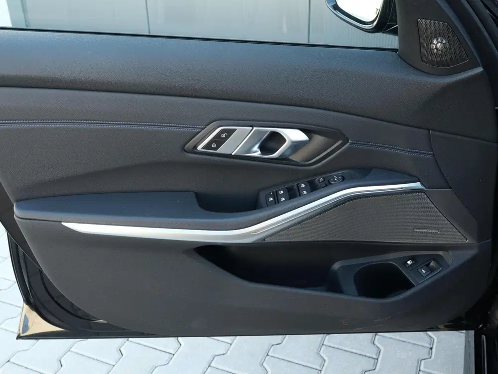 BMW 3-serie 330e M-Sport uit 2020, foto 12