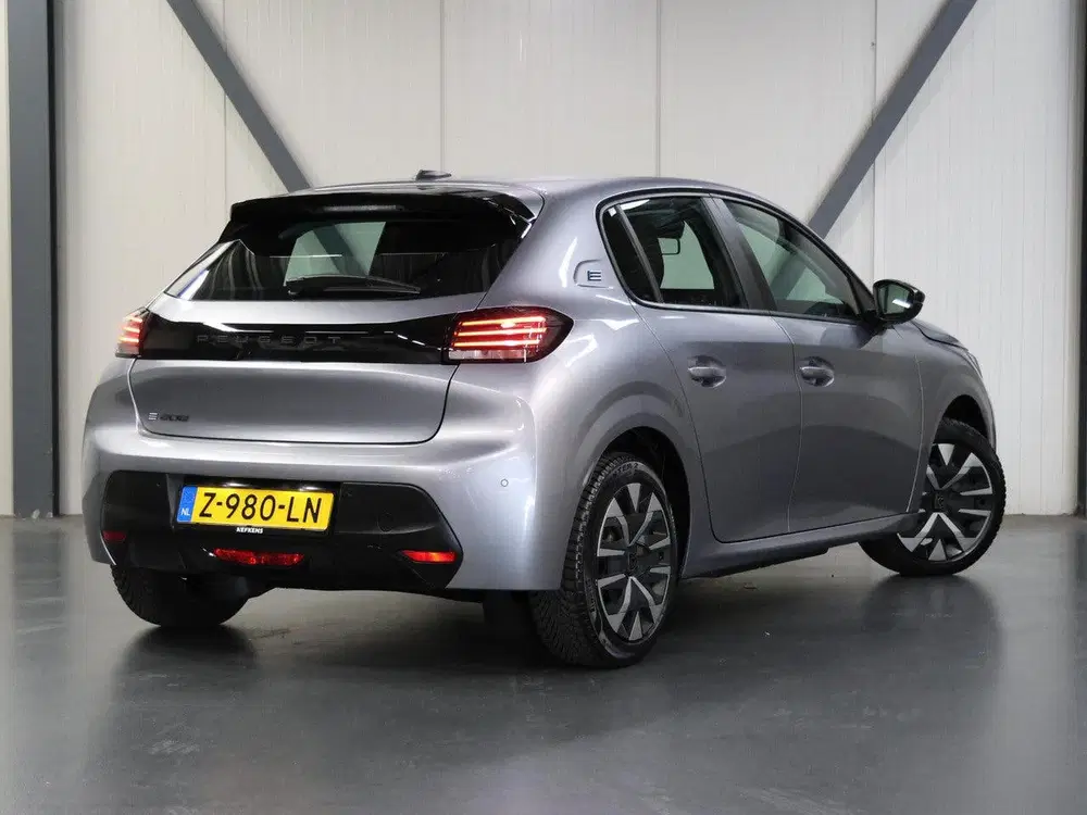 Peugeot 208 Active 50kWh 136PK uit 2024, foto 3
