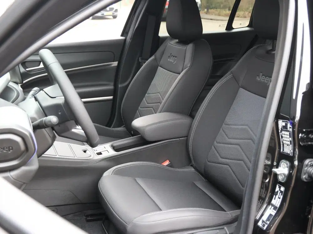 Jeep Avenger Summit 54 kWh uit 2025, foto 12