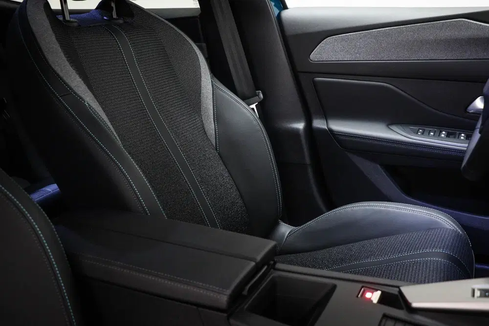 Peugeot 408 Allure 58 kWh uit 2026, foto 11