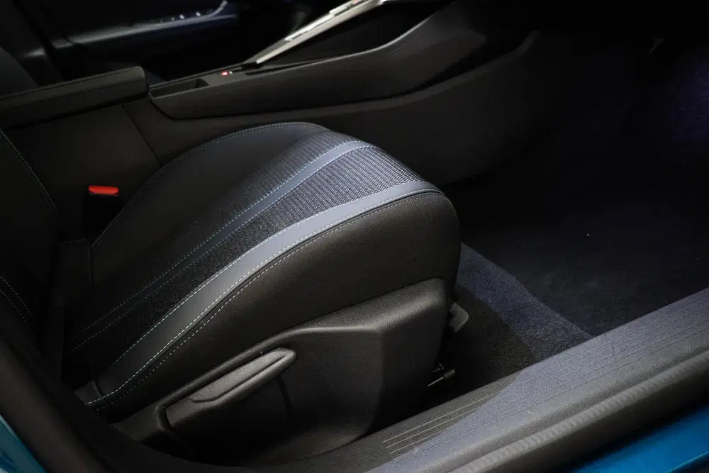 Peugeot 408 Allure 58 kWh uit 2026, foto 12