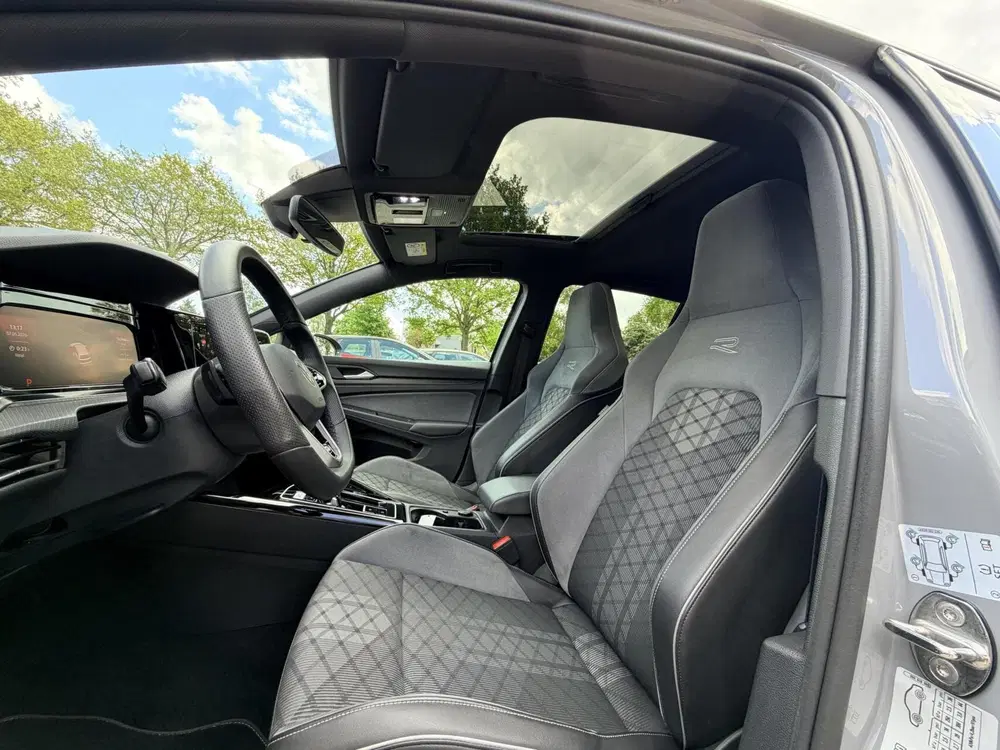 Volkswagen Golf 1.5 eTSI R-Line uit 2023, foto 3