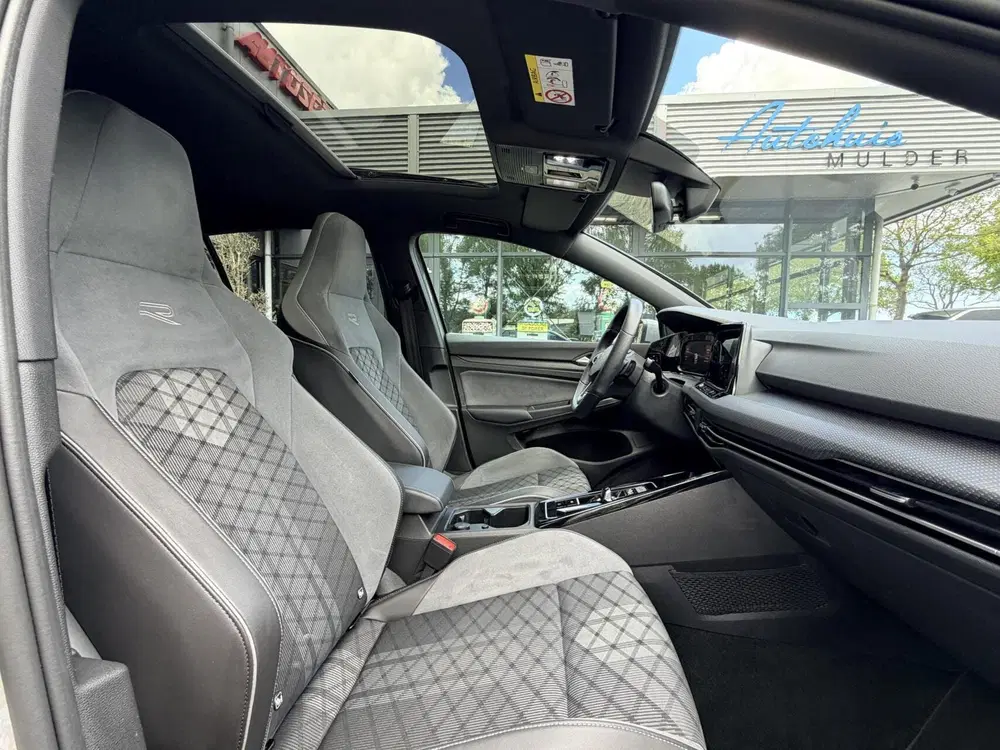 Volkswagen Golf 1.5 eTSI R-Line uit 2023, foto 4