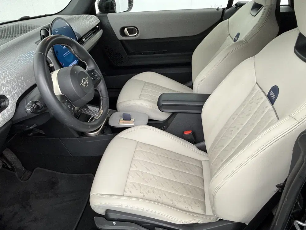 Mini Cabrio Cooper C Favoured Trim uit 2025, foto 4
