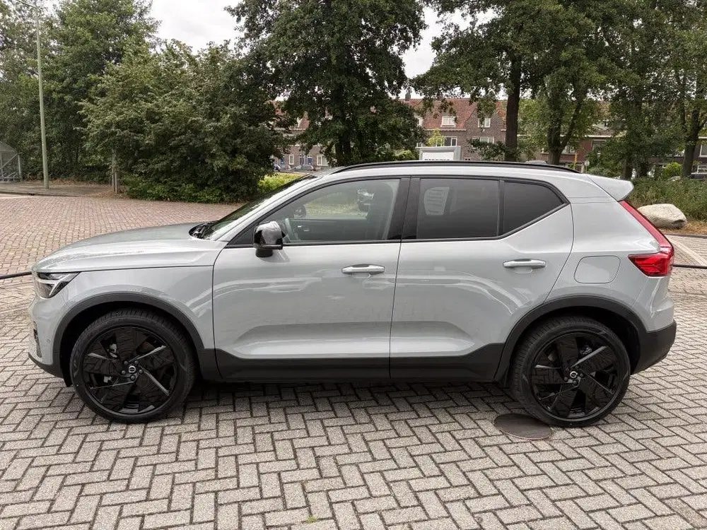 Volvo EX40 Single Extended Range Plus Black Edition uit 2025, foto 2