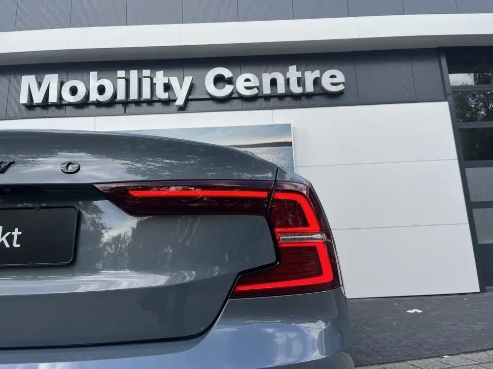 Volvo S60 Recharge T6 AWD Plus Dark uit 2023, foto 12