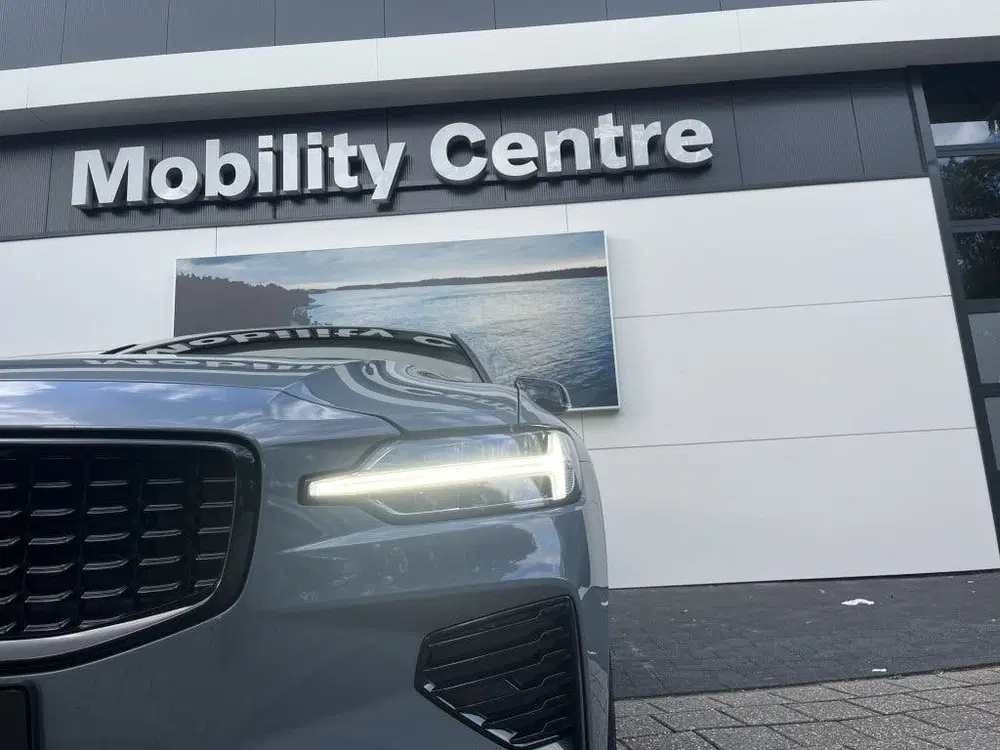 Volvo S60 Recharge T6 AWD Plus Dark uit 2023, foto 4