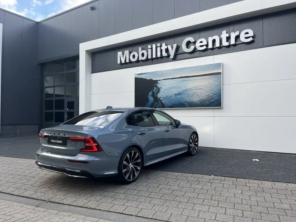 Volvo S60 Recharge T6 AWD Plus Dark uit 2023, foto 8
