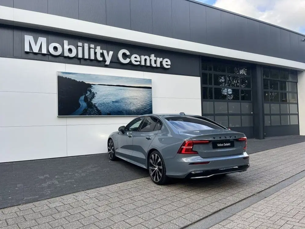 Volvo S60 Recharge T6 AWD Plus Dark uit 2023, foto 9