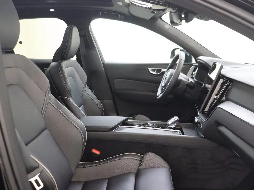 Volvo XC60 Plus Black Edition Plug-In Hybrid AWD uit 2026, foto 13